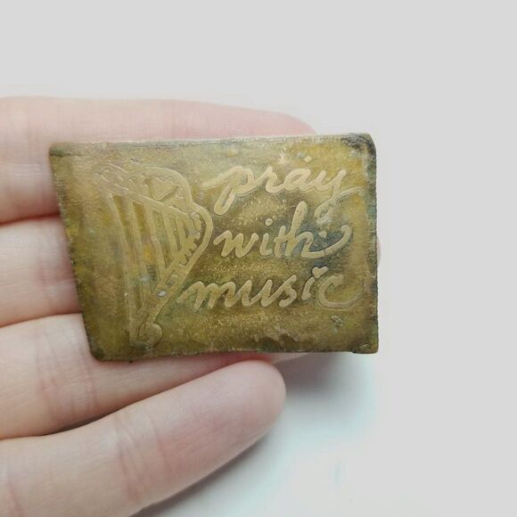 Vintage Pray with Music Harp Brooch, Unique Handmade 2003 Signed Lapel Pin - Picture 2 of 6